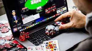 Pemain bulu tangkis sedang melakukan smash keras dalam pertandingan bertaraf tinggi
